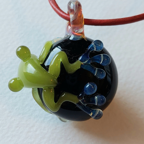 妖艶ガラスとカエルのペンダントトップ ガラス細工 ネックレス