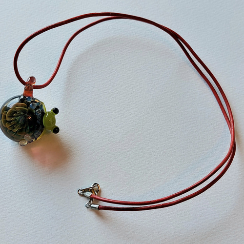 妖艶ガラスとカエルのペンダントトップ ガラス細工 ネックレス