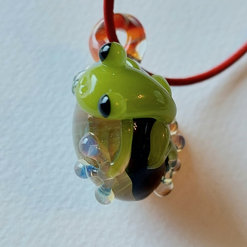 妖艶ガラスとカエルのペンダントトップ ガラス細工 ネックレス