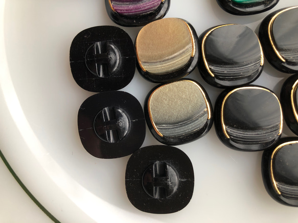アンティーク ボタン 5個　ビンテージ 昭和 レトロ 個性的 ハンドメイド素材 日本製 ポップ アクセ 四角いボタン 7枚目の画像