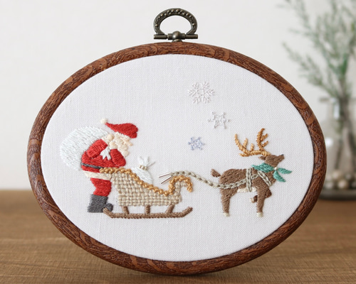 クリスマス＊出発前のサンタとトナカイ 手刺繍ファブリックパネル