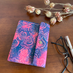 a6サイズ 花柄 パープル ピンク の レザー 手帳カバー 革 バラ A6　お薬手帳カバー 1枚目の画像