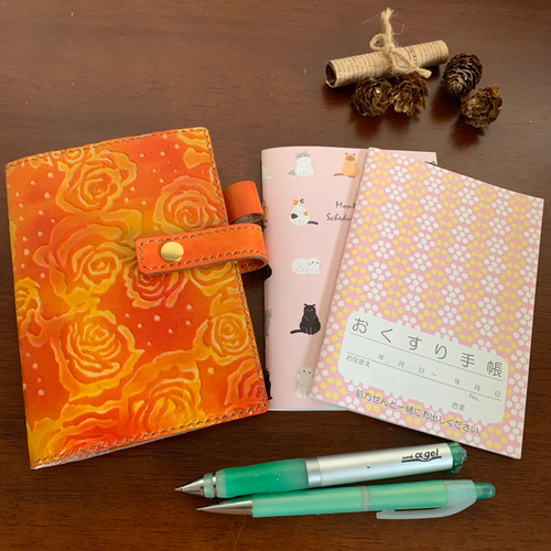 A6サイズ 花柄 オレンジ の レザー 手帳カバー 革 バラ a6 お薬 A6サイズ 花柄 オレンジ の レザー 手帳カバー 革 バラ a6 お薬