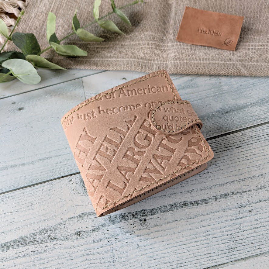 最後の1点です！ボタン留め２つ折り財布（英字型押しヌメ） ボックス型小銭入れ 革小物 レザークラフト レザーウォレット