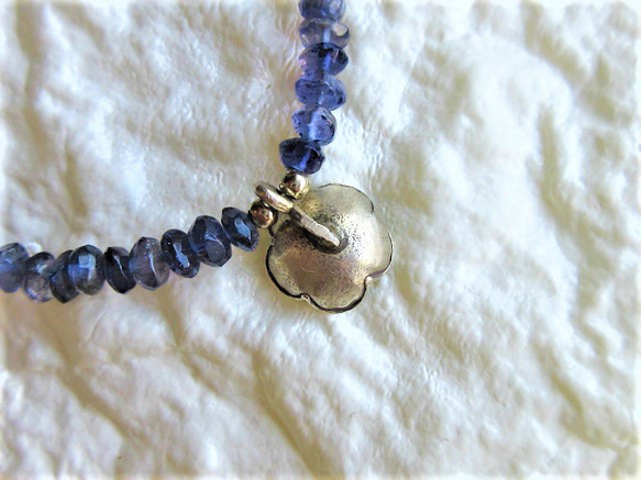 【A32】　ネックレス　天然石ビーズ　梅銀細工　カットアイオライト　半貴石　３月誕生石 6枚目の画像