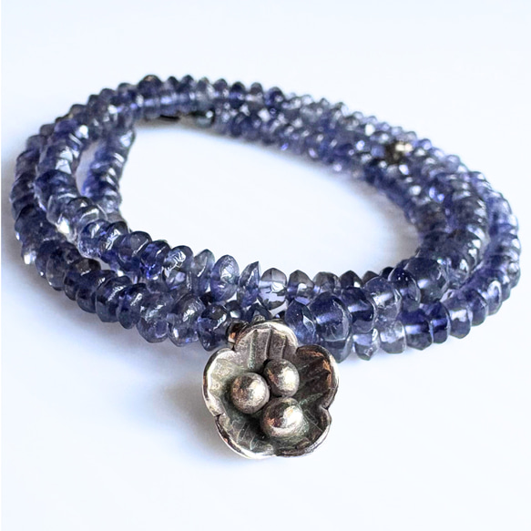 【A32】　ネックレス　天然石ビーズ　梅銀細工　カットアイオライト　半貴石　３月誕生石 1枚目の画像