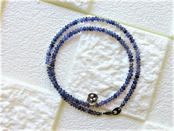 【A32】　ネックレス　天然石ビーズ　梅銀細工　カットアイオライト　半貴石　３月誕生石 2枚目の画像