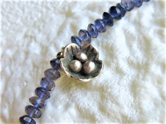 【A32】　ネックレス　天然石ビーズ　梅銀細工　カットアイオライト　半貴石　３月誕生石 5枚目の画像