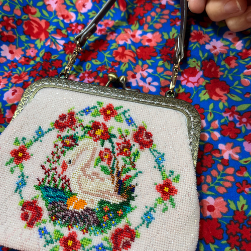 60年代ビンテージ フランス・プチポワン花刺繍マイクロビーズがま口パーティバッグ 60年代ビンテージ フランス・プチポワン花刺繍マイクロビーズ