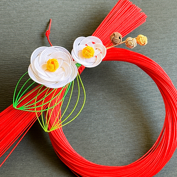 お正月しめ飾り 赤✖️白い花 シンプル 華やか 可愛い 通年 スッキリ 縁起もの しめ縄 ご縁 1枚目の画像