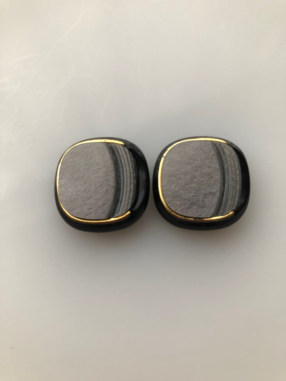 アンティーク ボタン 2個　ビンテージ 昭和 レトロ 個性的 ハンドメイド素材 日本製 ポップ アクセ 四角いボタン 2枚目の画像