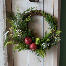 自然の香りのクリスマスリース「NOEL」～グリーンと可愛いリンゴがあなたのドアを飾ります～ 1枚目の画像