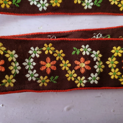 フランスヴィンテージ 刺繍リボン フォークロアな花柄 茶 50cm〜 2枚目の画像