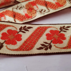 フランスヴィンテージ 刺繍リボン フォークロアな花柄 ベージュ 50cm〜 3枚目の画像