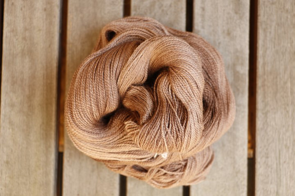 Utsubushi iro 手染めの極細毛糸　80% Extra Fine Merino + 20% Silk 2枚目の画像