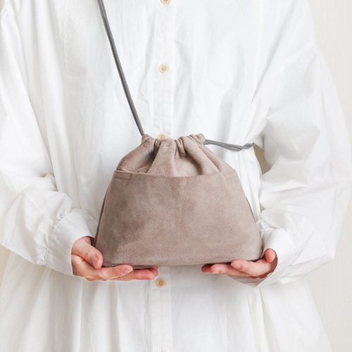 雨の日のお気に入り 防水スエードを使った巾着ショルダー【グレージュ