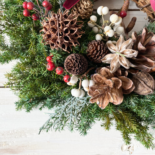 ストローブマツと木の実のクリスマスリース*選べるベル リース Rosa