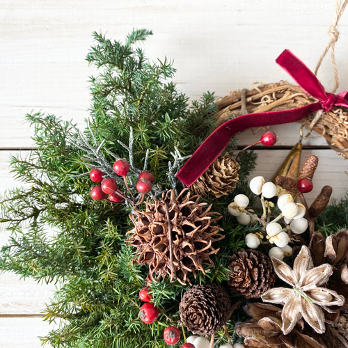 ストローブマツと木の実のクリスマスリース*選べるベル リース Rosa