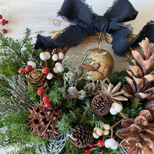 ストローブマツとベルのクリスマスリース☆黒リボン リース Rosa