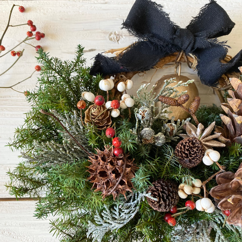 ストローブマツとベルのクリスマスリース☆黒リボン リース Rosa