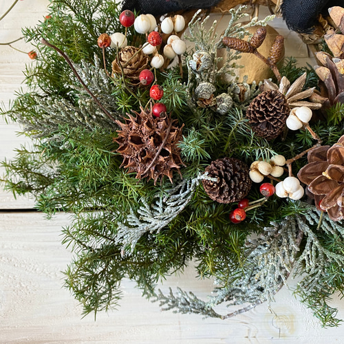 ストローブマツとベルのクリスマスリース☆黒リボン リース Rosa