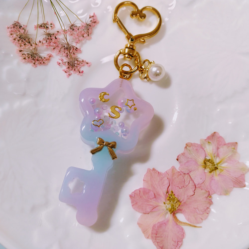 ユニコーンカラーのゆめかわ星鍵キーホルダー(イニシャル