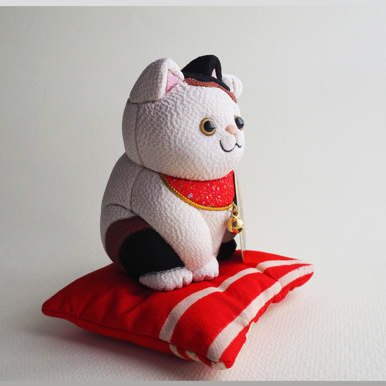 仙台 伝統工芸品 つつみ人形  羽織招き猫 座布団付き 招き猫 堤人形 仙台張り子 つつみのおひなっこや