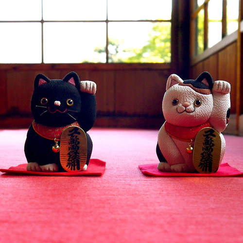 木彫り 招き猫 左手上げ アンティーク 高級シルク座布団付き 木彫り 招き猫 左手上げ アンティーク 高級シルク座布団付き