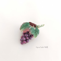 ★HaruYukiの林★　ぶどう　紫葡萄　ブローチ　レース編み&ビーズ編み 2枚目の画像