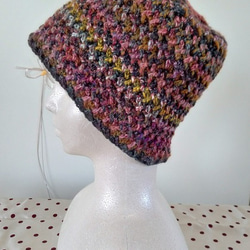 値下げしました～～！！　同じ糸の3種類の色番で編んだ、フォークロア帽子～～！！　ジグザグ模様がいい感じです～～！！ 2枚目の画像