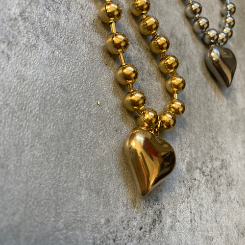 大粒ハートチャーム×8ミリボールチェーンネックレス サージカル  