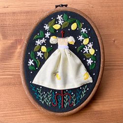 手刺繍レモンのドレスの壁掛け 1枚目の画像