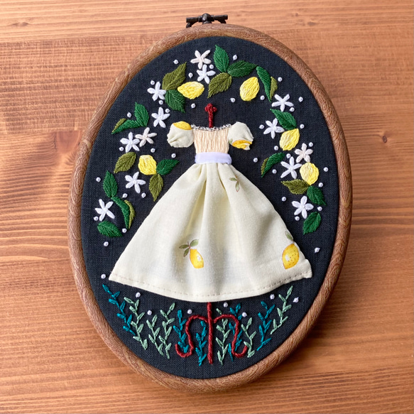 手刺繍レモンのドレスの壁掛け その他アート あきのかぜ 通販