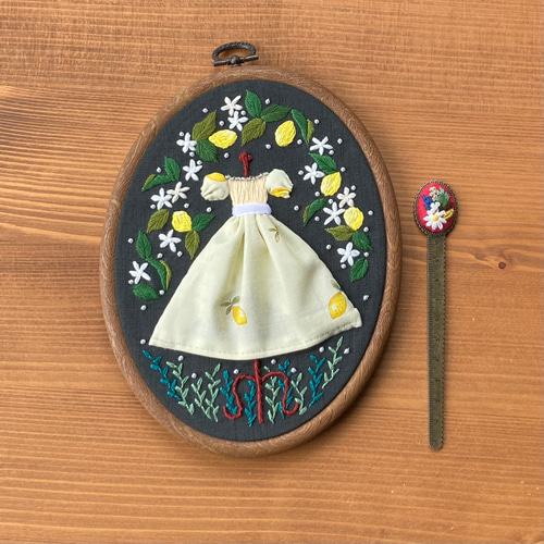 手刺繍レモンのドレスの壁掛け その他アート あきのかぜ 通販 16763982