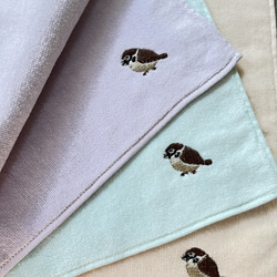 雀刺繍のハンカチタオル　〜アイスカラー〜 1枚目の画像
