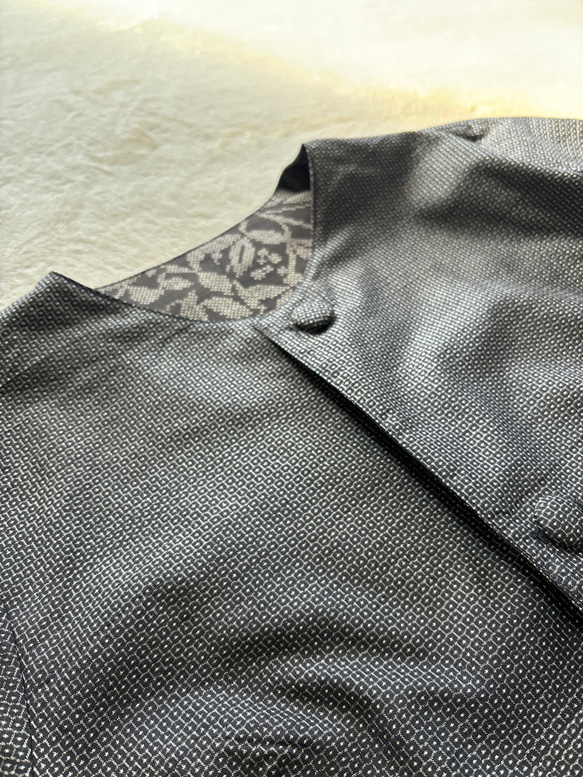 アンティーク大島紬のノーカラージャケット　茶　リバーシブル　着物リメイク 9枚目の画像