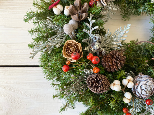 赤ベロアリボンと小雪舞うクリスマスリース 4枚目の画像