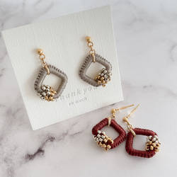 【色糸の粒々コンビネーションピアスorイヤリング＊グレージュ】サージカルステンレスピアス/ガラスビーズ 3枚目の画像