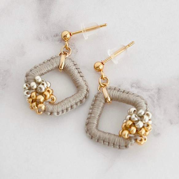 【色糸の粒々コンビネーションピアスorイヤリング＊グレージュ】サージカルステンレスピアス/ガラスビーズ 4枚目の画像