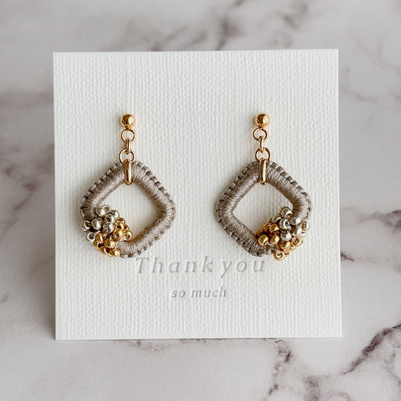 【色糸の粒々コンビネーションピアスorイヤリング＊グレージュ】サージカルステンレスピアス/ガラスビーズ 1枚目の画像