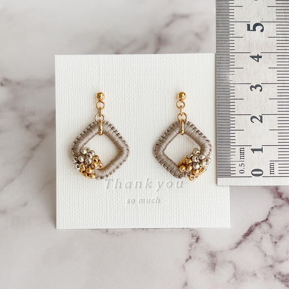 【色糸の粒々コンビネーションピアスorイヤリング＊グレージュ】サージカルステンレスピアス/ガラスビーズ 5枚目の画像