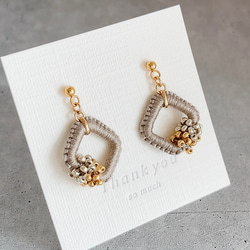 【色糸の粒々コンビネーションピアスorイヤリング＊グレージュ】サージカルステンレスピアス/ガラスビーズ 2枚目の画像