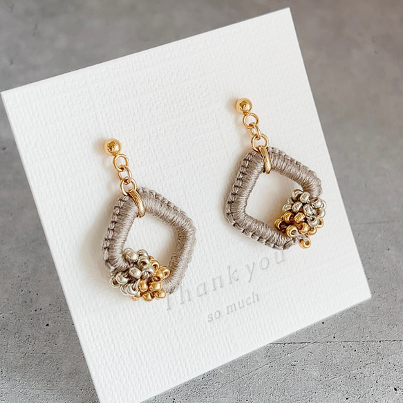 【色糸の粒々コンビネーションピアスorイヤリング＊グレージュ】サージカルステンレスピアス/ガラスビーズ 2枚目の画像