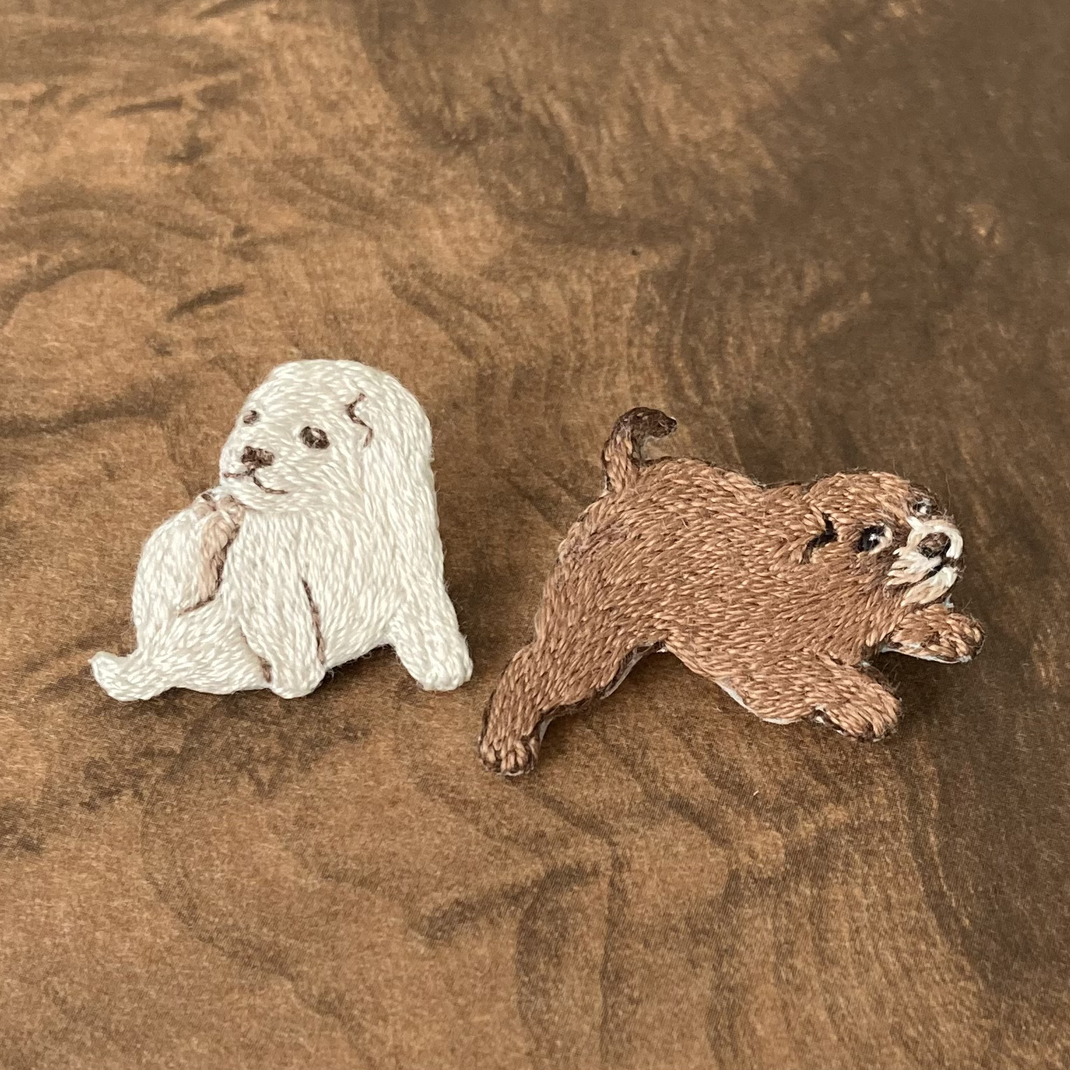 円山応挙 「朝顔狗子図杉戸」の手刺繍ミニブローチセット(左戸)