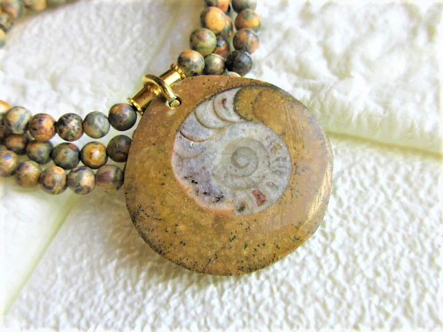 【A31】　個性派天然石ネックレス｜石化アンモナイト × レオパードスキンジャスパー｜世界にひとつだけの模様　天然石