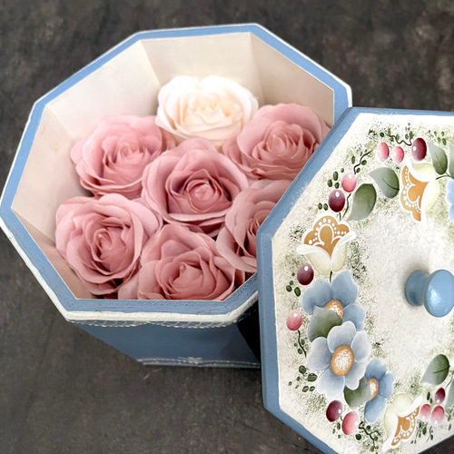 No.craft-14129/トールペイント「蓋付花柄八角ボックス」16.5cm No.craft-14129/トールペイント「蓋付花柄八角ボックス」16.5cm