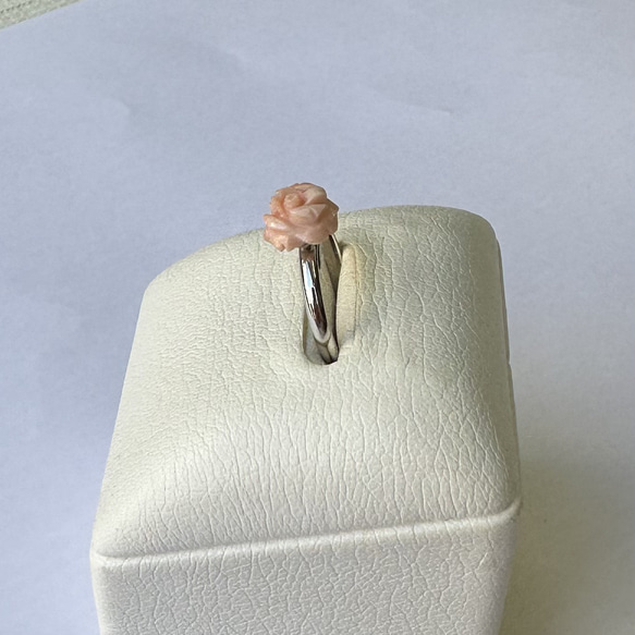 珊瑚彫刻　フリーサイズリング　指輪　ピンクのミニ薔薇　R51029Y2 7枚目の画像