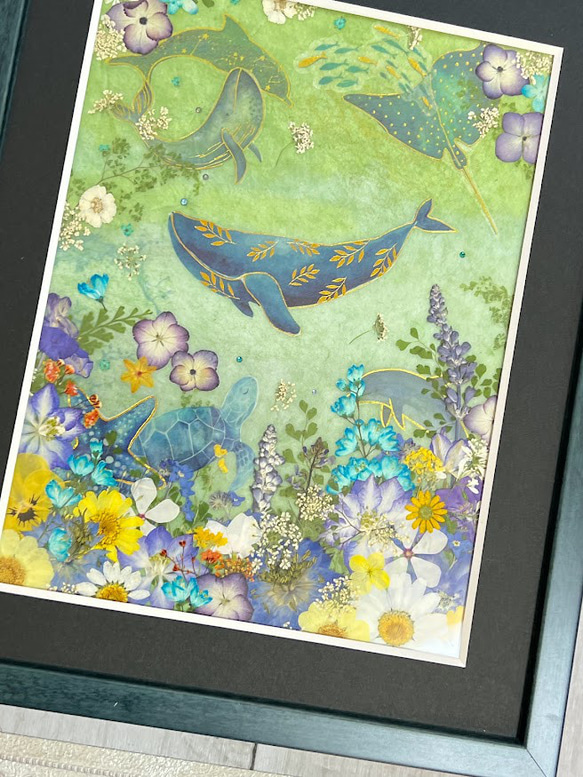 お花の揺れる南の海を悠々と泳ぐ平和と幸福のクジラの押し花額03 5枚目の画像