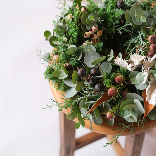 針葉樹・ユーカリ・月桂樹の動きある大きなクリスマスリース○ドライフラワーリース 針葉樹・ユーカリ・月桂樹の動きある大きなクリスマスリース○ドライ