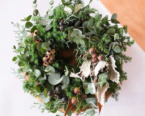 針葉樹・ユーカリ・月桂樹の動きある大きなクリスマスリース○ドライフラワーリース 849cd64324096e3d2fb4dc1f916a3c